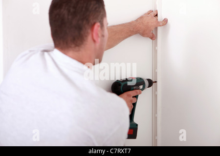 Mann mit Bohrmaschine Stockfoto