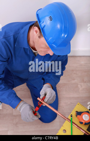 Klempner mit Hilfe eines Schlüssels Stockfoto