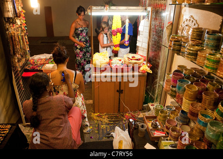 Ein junges Mädchen bekommt eine Blume geformt Henna-Tattoo in einer Shop-Bar, Chinatown, Singapur Asien Stockfoto