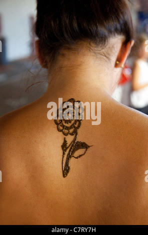 Ein junges Mädchen bekommt eine Blume geformt Henna-Tattoo, Chinatown, Singapur Asien Stockfoto