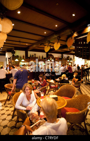 Menschen, die in der Long Bar, Raffles Hotel Singapur Asien trinken Stockfoto