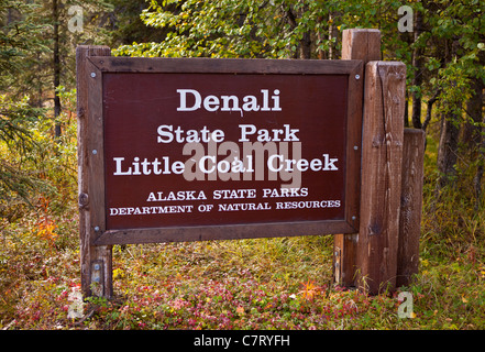 DENALI STATE PARK, ALASKA, USA - Zeichen für Denali State Park, wenig Kohle Creek Wandern Trailhead. Stockfoto