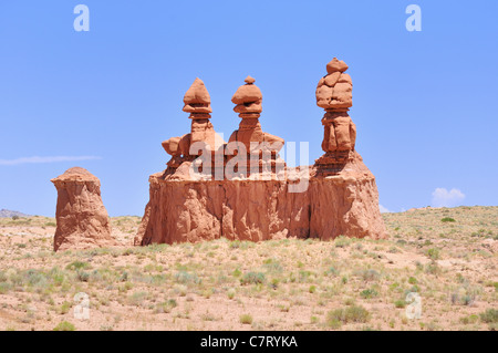 Die "drei Schwestern", loom AKA, die "drei Könige", und "huey, Dewey und Louie" über der Wüste im Goblin Valley State Park, Utah Stockfoto