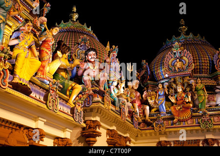 Das Dach der Hindu Sri Sariamman hindu-Tempel in der Nacht, Singapur Asien Stockfoto