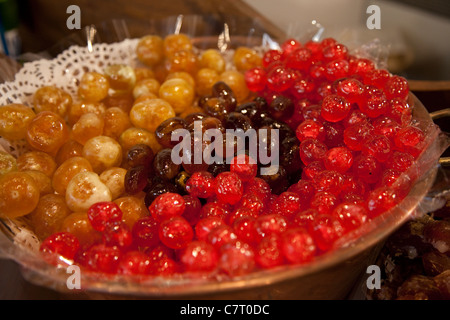 Kandierte Früchte zum Verkauf in einem Geschäft, Frankreich Stockfoto