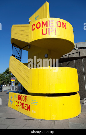 Gelbe Treppe zum einen Dachgarten auf der Queen Elizabeth Hall, Southbank, London. Stockfoto