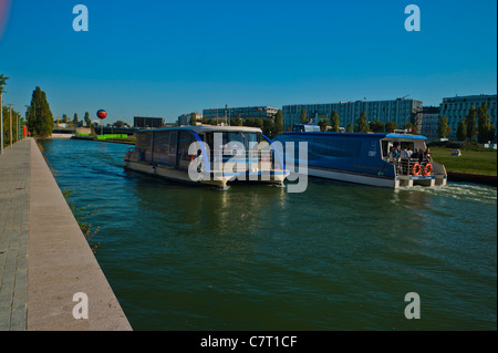 Aubervilliers, Frankreich, Canal Solarboot, Einkaufszentrum, le Millenaire, auf dem L'Ourq-Kanal Stockfoto
