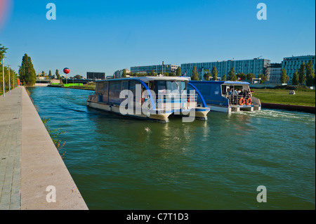 Aubervilliers, Frankreich, Solarkanal Boot zum Einkaufszentrum, le Millenaire, auf dem L'Ourq Kanal, nachhaltige Investitionen Stockfoto