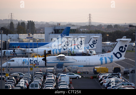 Reihe von Flybe Flugzeuge geparkt auf dem Rollfeld in George Best Belfast City Airport, Belfast, Nordirland, Vereinigtes Königreich. Stockfoto