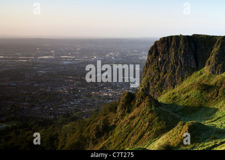 am frühen Morgen Ansicht von oben der Cave Hill mit Blick auf McArts Fort und Belfast, Belfast, Nordirland, Vereinigtes Königreich Stockfoto