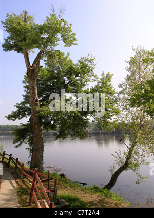 Blick auf den Delaware River hinter die Bucks County Playhouse in New Hope, Pennsylvania Stockfoto