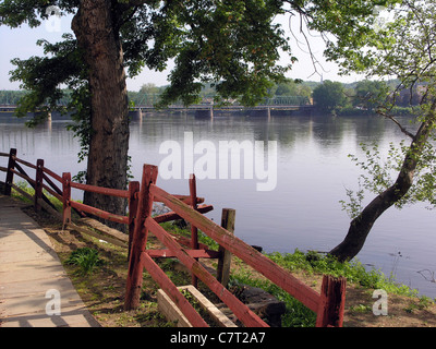 Blick auf den Delaware River hinter die Bucks County Playhouse in New Hope, Pennsylvania Stockfoto