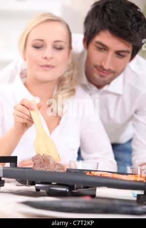 Paar Surf And Turf auf eine Tischplatte Kochplatte Kochen Stockfoto