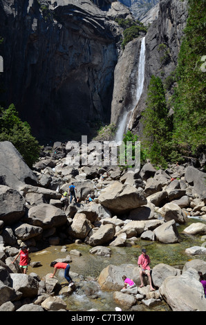 Kinder spielen auf dem unteren Fall, Yosemite-Nationalpark, Kalifornien, USA. Stockfoto