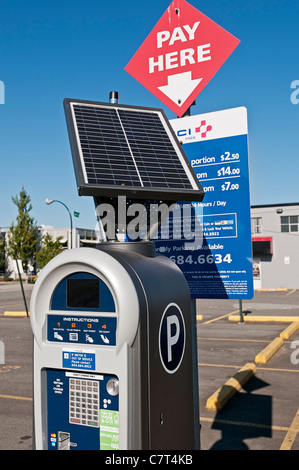 Ein Self-Service-Parkplatz Fahrkartenautomat angetrieben durch ein Solar-Panel, Vancouver, Kanada. Stockfoto