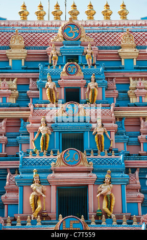 Indische Gopuram Bügelarchitektur in den Süden indischen Stadt von Puttaparthi hinduistische Skulptur zeigt Stockfoto