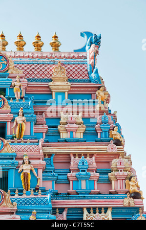 Indische Gopuram Bügelarchitektur in den Süden indischen Stadt von Puttaparthi hinduistische Skulptur zeigt Stockfoto