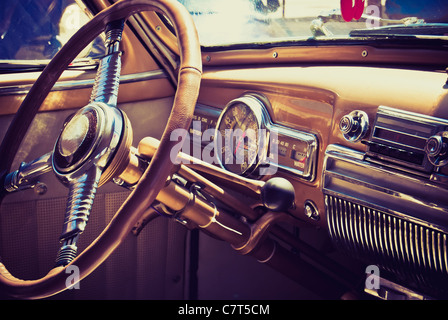 Innen in einem alten amerikanischen Auto Stockfoto