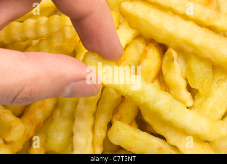 Grabbing eine Pommes-frites Stockfoto