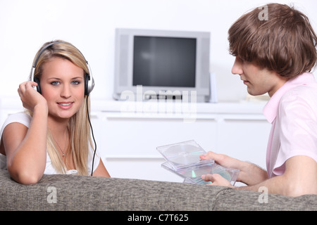 Zwei Teenager zu Hause anhören von Musik Stockfoto