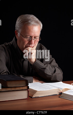 Senior Pastor meditieren und Suche Anleitung Stockfoto