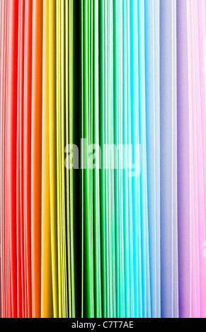 Regenbogen-Farbspektrum von dickem Papier endet, von rot bis violett Stockfoto