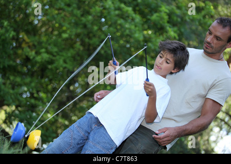 Sohn spielt mit diabolo Stockfoto