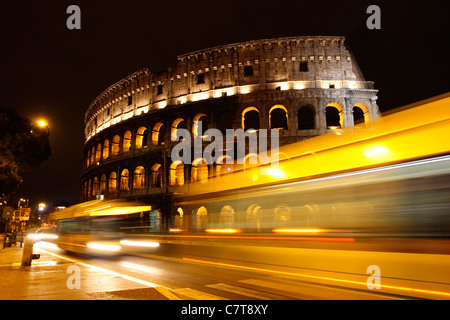 Italien, Latium, Rom, das Kolosseum bei Nacht Stockfoto