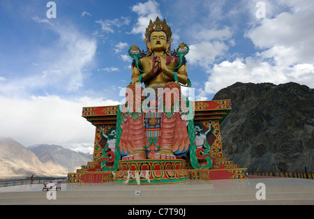 Jampa (Maitreya) Zukunft Buddhastatue berichtet, 32 m, 106 Füße hoch. Diskit Kloster, Deskit Gompa, Diskit Gompa Stockfoto