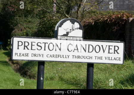 Straßenschild, Ortsnamen, für Preston Candover, Hampshire, England, UK. Stockfoto