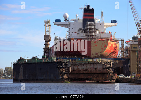 Ein großer Tanker Schiff wird in Werft Danzig renoviert. Stockfoto