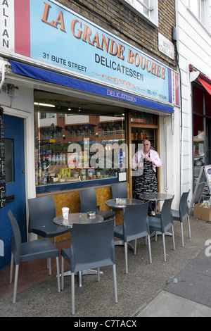 La Grande Bouchee Französische und Italienische Feinkost in Bute Street, South Kensington. Der Besitzer ist auch an der Tür gezeigt. Stockfoto