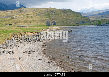 Am östlichen Ende von Loch Assynt, mit den Ruinen der Calda House in der Ferne. Stockfoto