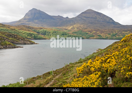 Loch ein Chairn Bhain mit Gorm Segeln und Segeln Gharbh der Quinag-Gruppe in der Ferne Stockfoto