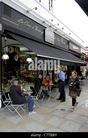 Das Französische Viertel in South Kensington, London, die viele französische Cafés bietet, hier ist La Cave ein Fromage in Cromwell. Stockfoto