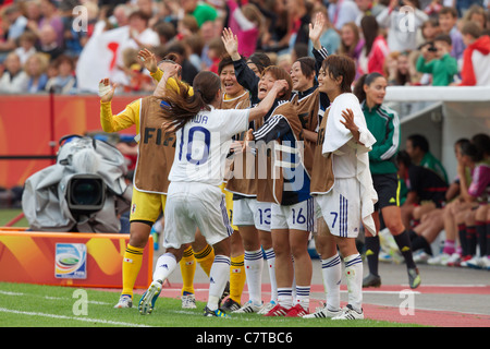 Homare Sawa von Japan (10) feiert mit Teamkollegen nach ein Tor gegen Mexiko in einem 2011 Frauen WM-Fußballspiel Stockfoto