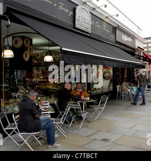 Das Französische Viertel in South Kensington, London, die viele französische Cafés bietet, hier ist La Cave ein Fromage in Cromwell. Stockfoto