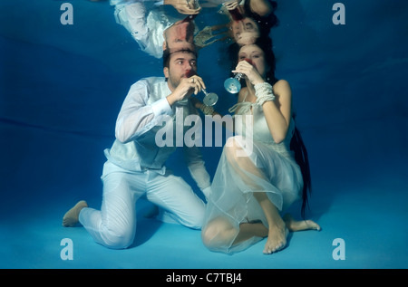 Braut und Bräutigam, Hochzeit unter Wasser in einem pool Stockfoto