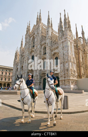 Italien, Lombardei, Mailand, Domplatz, Verkehrspolizist auf dem Pferderücken Stockfoto