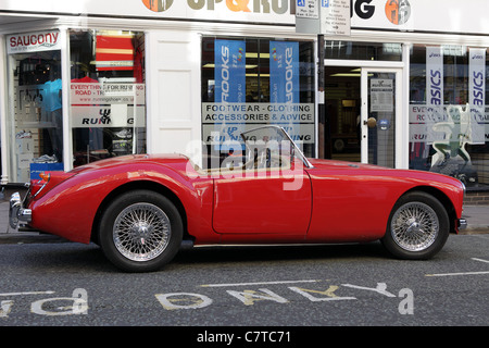 MG MGA 1600, wunderbares Beispiel für diesen großen britischen Klassiker, livrierter in rot und in Mardol, Shrewsbury angesehen. Stockfoto