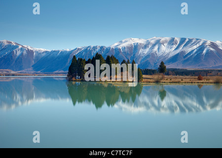 See Ruatinawha. Das milchige blaue Wasser spiegelt die verschneiten Berge und Bäume am See Ruatinawha. Stockfoto