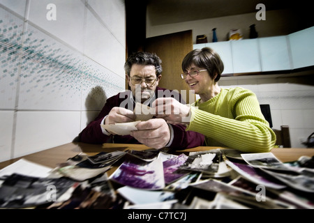 Älteres Paar mit Ehemann erfolgt durch Alzheimer-Krankheit - echte Menschen Stockfoto