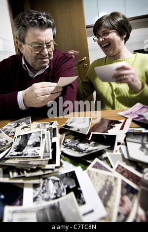 Älteres Paar mit Ehemann erfolgt durch Alzheimer-Krankheit - echte Menschen Stockfoto