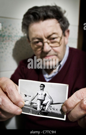 Senior woman erfolgt durch Alzheimer-Krankheit - echte Menschen Stockfoto