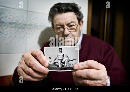 Senior woman erfolgt durch Alzheimer-Krankheit - echte Menschen Stockfoto