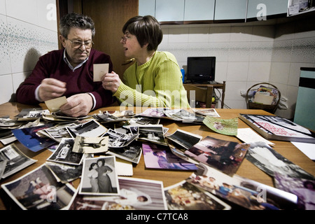 Älteres Paar mit Ehemann erfolgt durch Alzheimer-Krankheit - echte Menschen Stockfoto