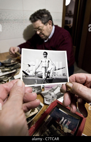 Älteres Paar mit Ehemann erfolgt durch Alzheimer-Krankheit - echte Menschen Stockfoto