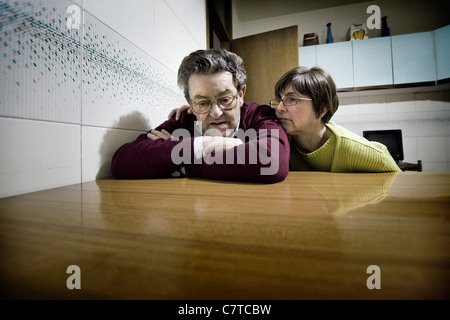 Senior woman erfolgt durch Alzheimer-Krankheit - echte Menschen Stockfoto