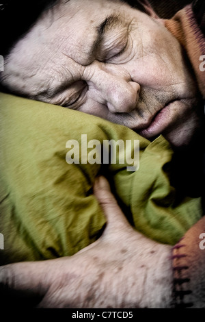 Senior woman erfolgt durch Alzheimer-Krankheit - echte Menschen Stockfoto