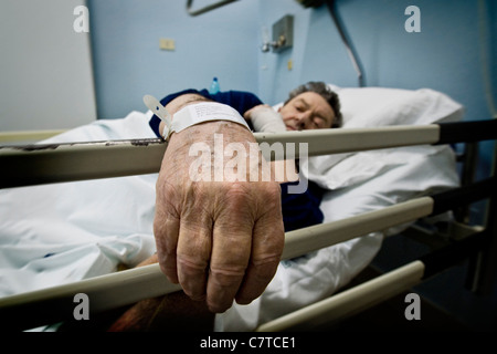 Senior woman erfolgt durch Alzheimer-Krankheit - echte Menschen Stockfoto